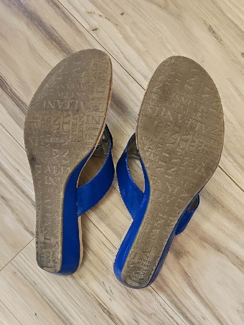 Alfani Women's Navy Blue Thong Sandals with Gold Medallion Size 8.5 - Picture 6 of 7